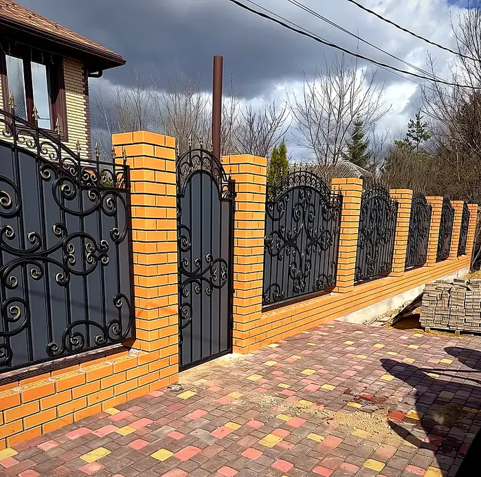 Забор с кирпичными столбами и коваными секциями