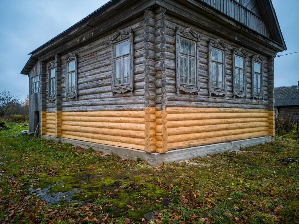 Старый деревянный дом внутри участка